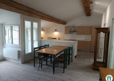 Bâtisse avec trois logements indépendants et extérieurs