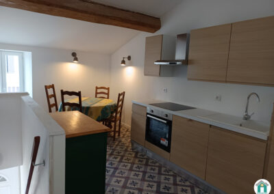 Bâtisse avec trois logements indépendants et extérieurs