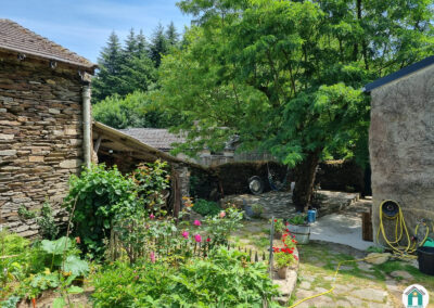 Belle maison en pierres avec dépendance, garage et extérieur