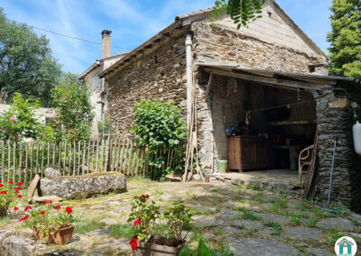 Belle maison en pierres avec dépendance, garage et extérieur
