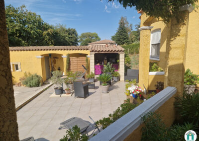 Grande maison de plain pied avec piscine et jardin