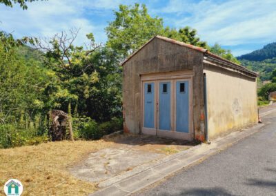 Garage avec terrain boisé