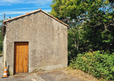 Garage avec terrain boisé