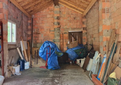 Garage avec terrain boisé