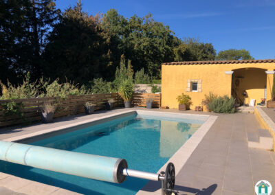 Grande maison de plain pied avec piscine et jardin