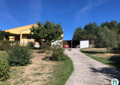 Grande maison de plain pied avec piscine et jardin