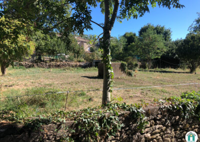Terrain à bâtir de 1 441 m² en cœur de village