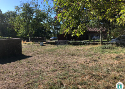 Terrain à bâtir de 1 441 m² en cœur de village
