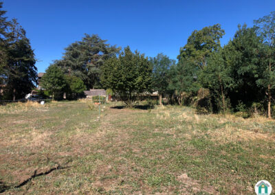 Terrain à bâtir de 1 441 m² en cœur de village
