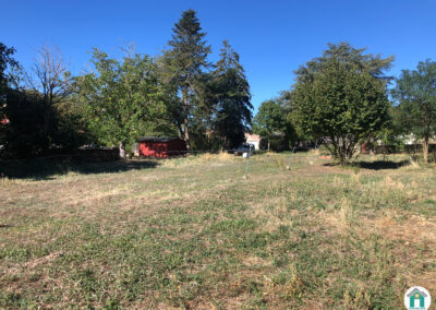 Terrain à bâtir de 1 441 m² en cœur de village