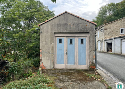 Garage avec terrain boisé
