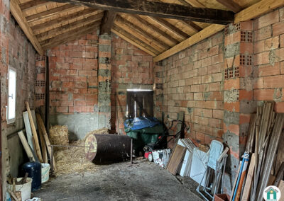 Garage avec terrain boisé