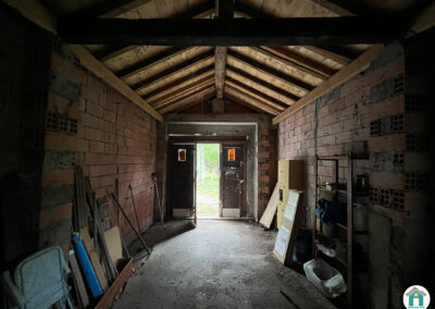 Garage avec terrain boisé