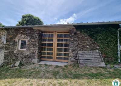 Jolie grange en pierre dans hameau isolé