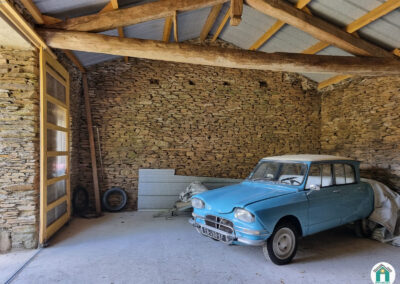 Jolie grange en pierre dans hameau isolé