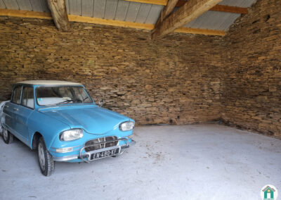 Jolie grange en pierre dans hameau isolé