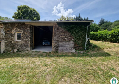 Jolie grange en pierre dans hameau isolé