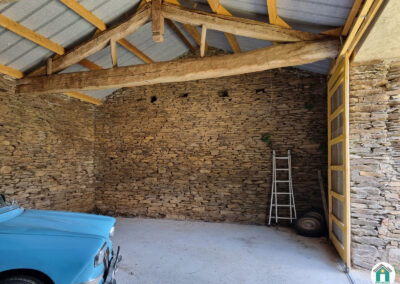 Jolie grange en pierre dans hameau isolé